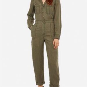 Express Green Jumpsuit with Long Sleeves and Zipper Closure